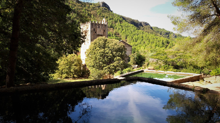 La Torre dels Coloms del monestir de la Murta, amb les basses d’aigua i al fons el paisatge, és una de les estampes més espectaculars de natura i patrimoni del territori valencià.