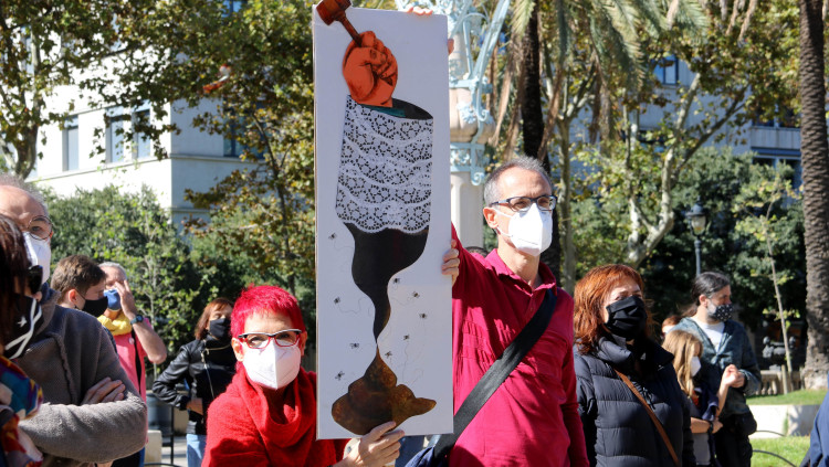 Manifestants envolten el TSJC en el tercer aniversari del 3 d'octubre. Agència Catalana de Notícies