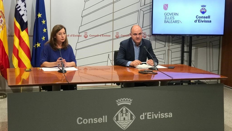 La presidenta del Govern balear, Francina Armengol, amb el president del Consell insular d'Eivissa, Vicent Martí. Europa Press