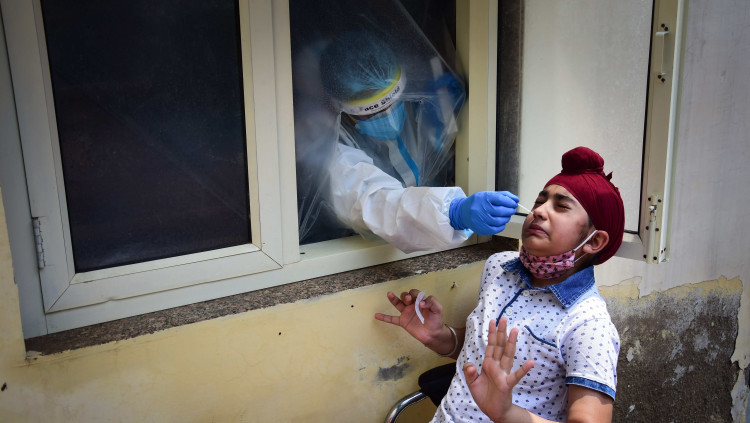 Un ciutadà de Nova Delhi se sotmet a un test PCR. Europa Press