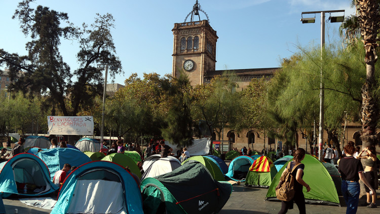 Estudiants acampen davant la Universitat de Barcelona en el marc de les protestes post-sentència del 2019. Agència Catalana de Notícies
