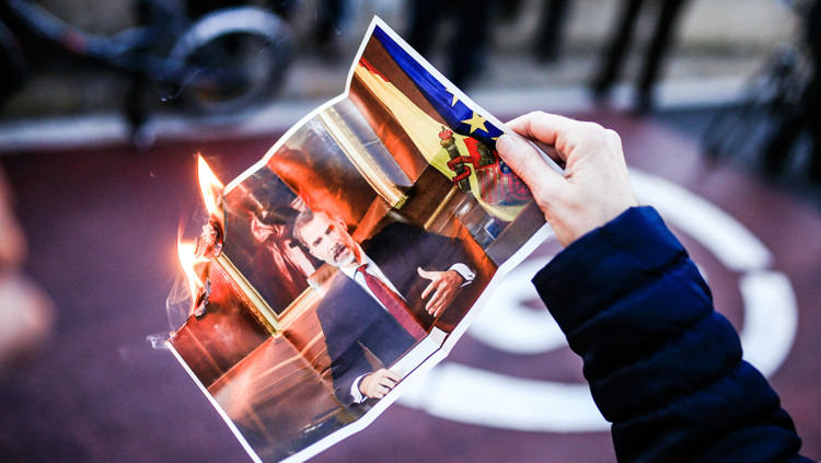 Un manifestant crema una foto de Felip VI a Barcelona. Europa Press
