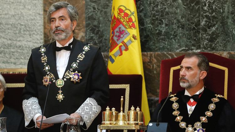 Felip VI escolta Carlos Lesmes, president del Consell General del Poder Judicial, en l'obertura del curs judicial de 2018. Europa Press