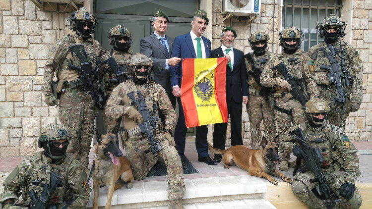Lexboina verd i dirigent de Vox, Javier Ortega Smith, es fotografia amb membres de les forces especials espanyoles| @Ortega_Smith