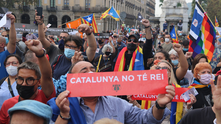Manifestants reben amb hostilitat el rei espanyol Felip VI a Catalunya. Agència Catalana de Notícies