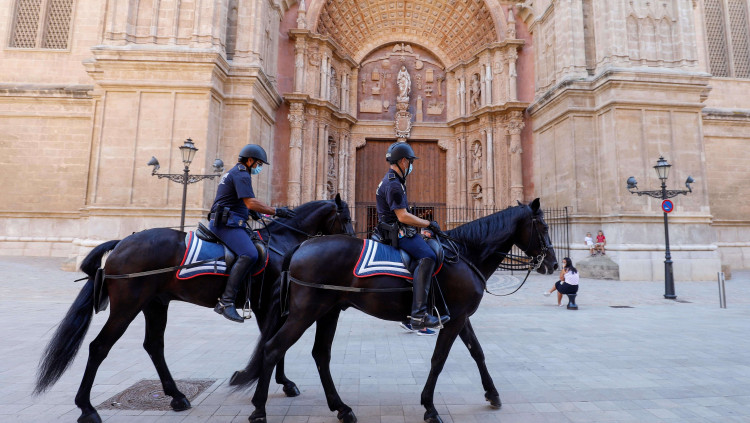 La policia a cavall passeja davant la catedral de Palma. Europa Press