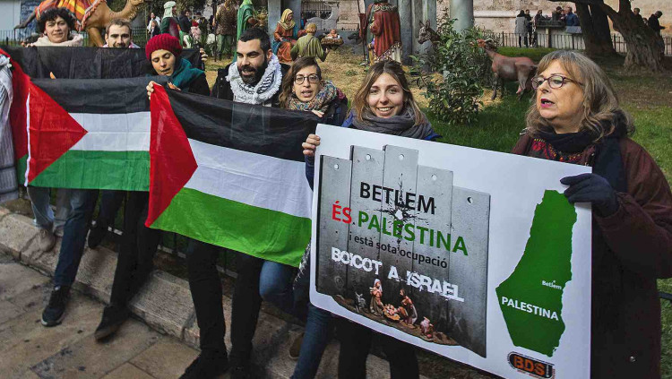 Una de les accions del BDS País Valencià en què demanen el boicot a Israel. Al centre, amb mocador, Jorge Ramos Tolosa, i al costat seu, amb ulleres, Mireia Biosca, que fou assessora de València en Comú.