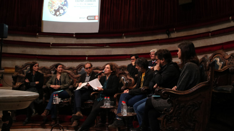 L'alcaldessa de Barcelona, Ada Colau, el comissionat de Cultura, Joan Subirats, i els diversos comissaris de la Biennal Ciutat i Ciència de Barcelona el 2019. Agència Catalana de Notícies