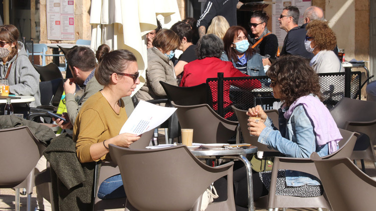Dues persones en una terrassa d'un bar de la plaça de la Font de Tarragona. Agència Catalana de Notícies