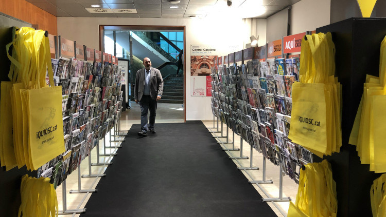 El president de l'Associació de Publicacions Periòdiques en Català (APPEC), Germà Capdevila, a l'entrada de l'Edifici Endesa, abans de la 20a Nit de les Revistes i la Premsa en Català. Agència Catalana de Notícies