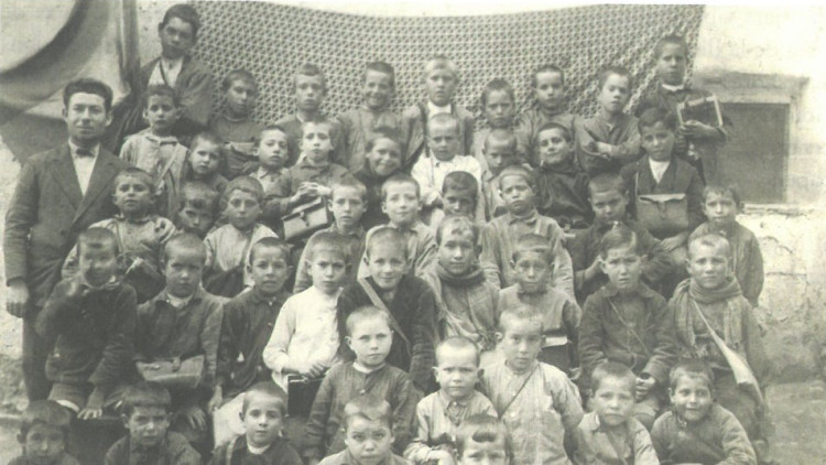 Boix Senmartí junt als alumnes de l'escola de Castellfort, l'any 1930. Arxiu familiar Boix Tena