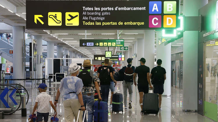Turistes a l'aeroport de Palma. Europa Press