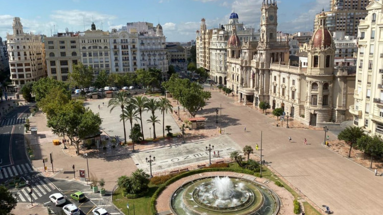 Panoràmica actual de la plaça de l'Ajuntament de València, després d'haver guanyat 12.000 metres quadrats per als vianants.