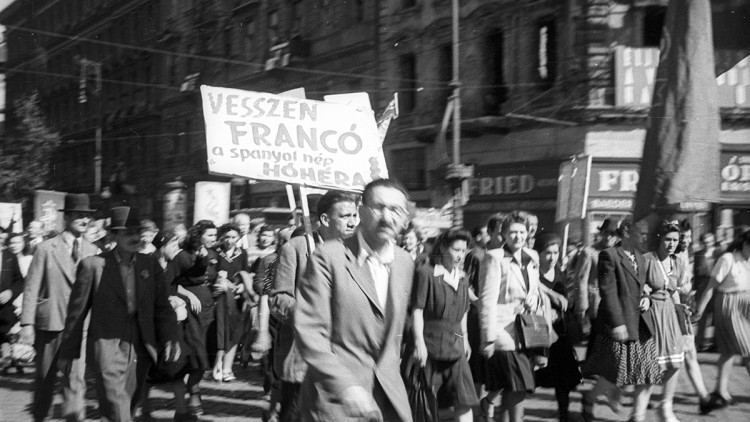 Manifestació a Hongria el 1946 contra el reconeixement de l'Espanya franquista per part de l'ONU. Viquipèdia