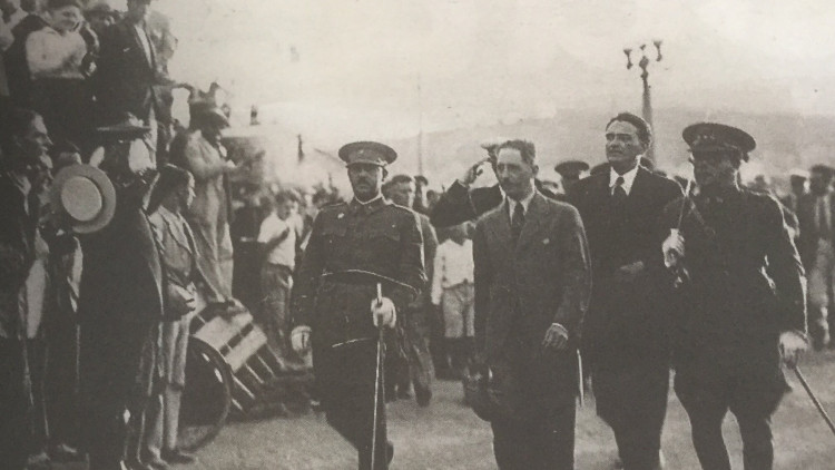 Lluís Companys, ministre de Marina, passant revista a tropes amb els generals Francisco Franco i Domènec Batet, el 1933. Setmanari La República