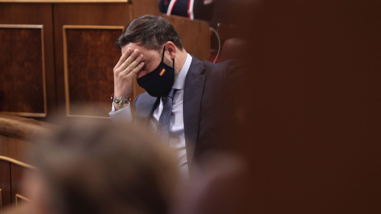 Santiago Abascal, amb la mà a la cara, en un instant del debat de la moció de censura contra Pedro Sánchez.. Europa Press