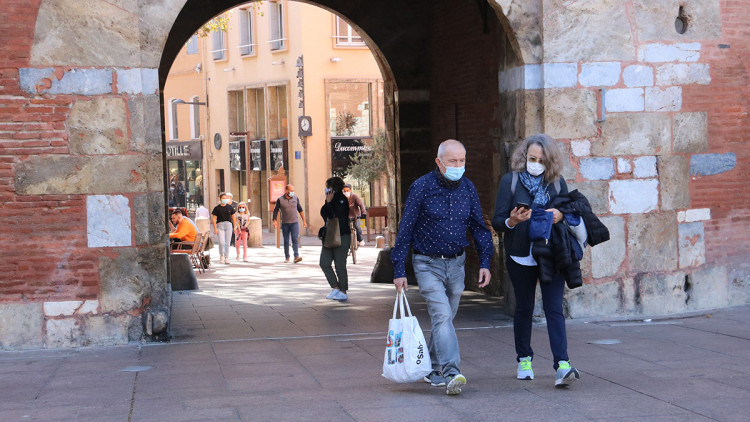 Dues persones passegen pel centre de Perpinyà amb mascareta. Agència Catalana de Notícies