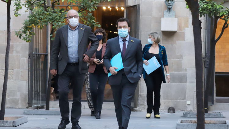 El vicepresident del Govern amb funcions de president, Pere Aragonès, es dirigeix a la reunió del consell executiu extraordinari del 23 d'octubre del 2020, amb el conseller d'Educació Josep Bargalló. Agència Catalana de Notícies