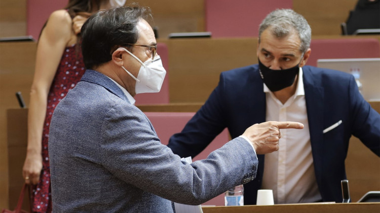 El conseller d’Hisenda valencià, Vicent Soler, parla davant l’atenta mirada de Toni Cantó, portaveu de Ciutadans a les Corts. Els socialistes somien amb uns Pressupostos de 2021 votats a favor pel 70% de l’hemicicle.. Pablo Gobernado