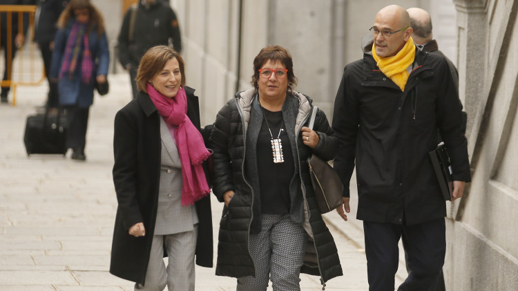 Carme Forcadell i Dolors Bassa, amb Raül Romeva, arriben al Tribunal Suprem abans de ser encarcerats el març del 2018. Agència Catalana de Notícies