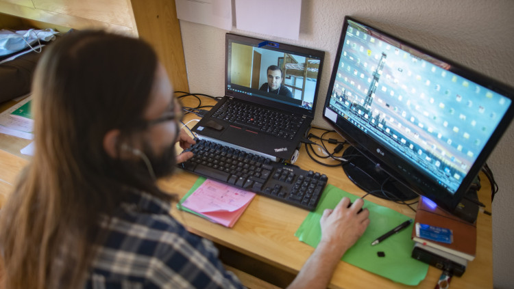 El teletreball s'ha relegat com a una mesura per frenar l'expansió dels contagis| Europa Press