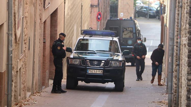 Pla general de vehicles de la Guàrdia Civil a les portes de la casa d'Oriol Soler. Agència Catalana de Notícies