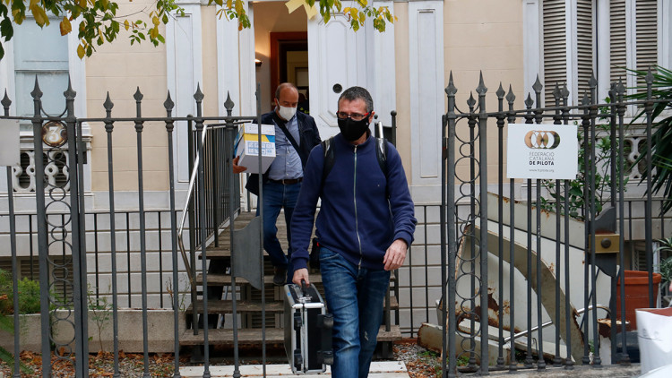 Moment de l'operatiu de la Guàrdia Civil durant l'operació 'Volhov'. Agència Catalana de Notícies