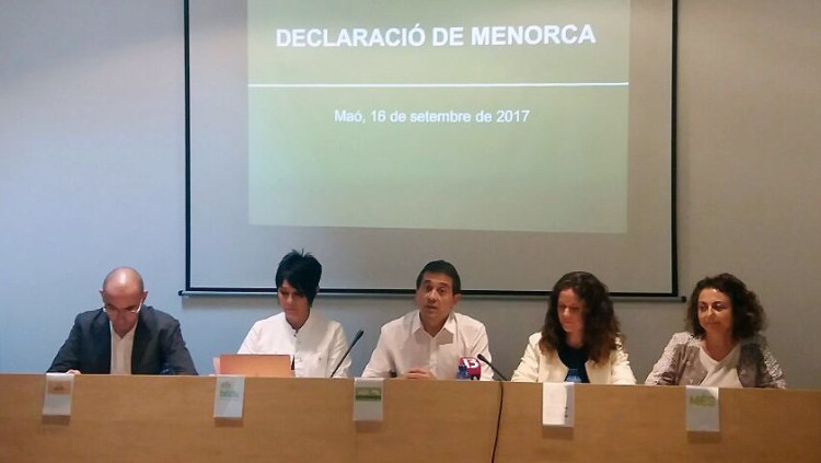 Representats de les sis formacions sobiranistes que firmen la 'Declaració de Menorca'