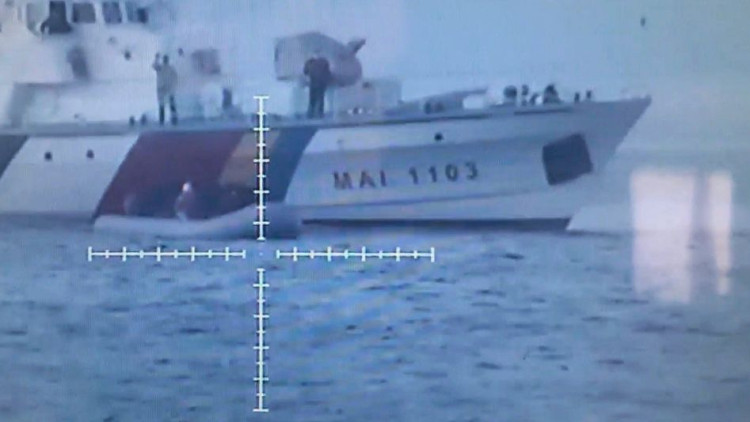 Vaixell de Frontex en el mar Egeu: infracció diària de la llei (extrace del vídeo de la guàrdia costanera turca). Der Spiegel