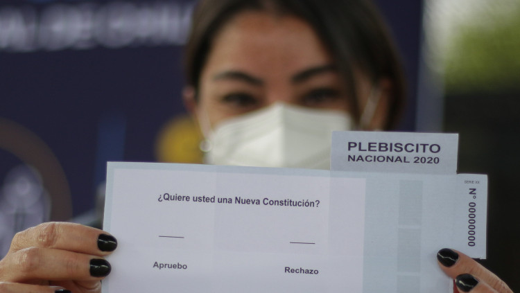 Una ciutadana xilena mostra una papereta del referèndum que va guanyar l'opció d'impulsar una nova constitució| Europa Press