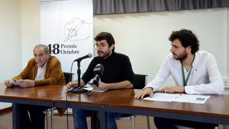 Una imatge de la roda de premsa de l'any passat. Amb l'editor Eliseu Climent i el responsable de Tres i Quatre Jan Burgueras flanquejant Marc Artigau, jurat de teatre de la passada edició.