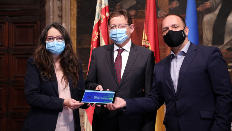 La vicepresidenta Mónica Oltra (Compromís), el president Ximo Puig (PSPV) i el vicepresident segon Rubèn Martínez Dalmau (Unides Podem) presenten els pressupostos botànics per a 2021| GVA