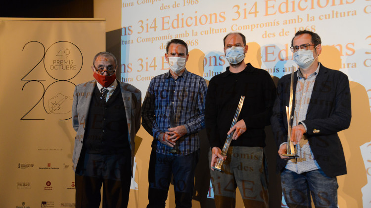L'editor Eliseu Climent amb els guanyadors presents en l'acte, Ramon Ramon, Àlex Matas i Jordi Valls Pozo. Prats