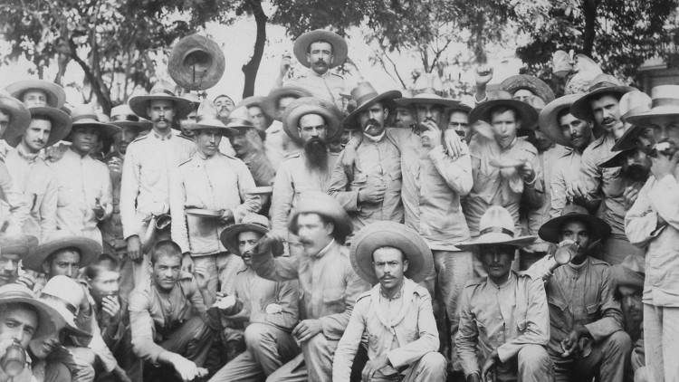Presoners de guerra espanyols en mans estatunidenques a Manila després de la capitulació de la capital filipina.