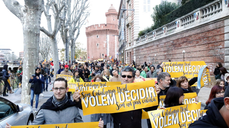 La manifestació amb motiu de la diada a la Catalunya del Nord passant per davant del castellet, al centre de Perpinyà el 5 de novembre del 2016. Agència Catalana de Notícies