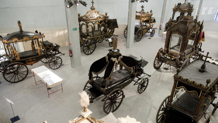 Algunes de les carrosses fúnebres de la col·lecció. Cementiris de Barcelona