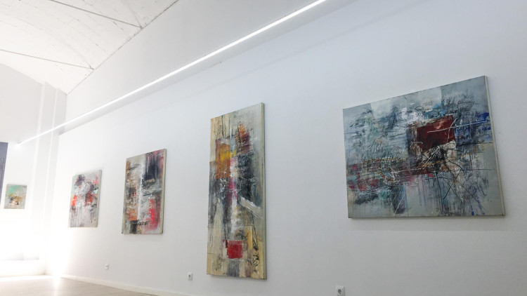Una de les sales de la galerie K, de Barcelona, amb obres de Víctor Ramírez.