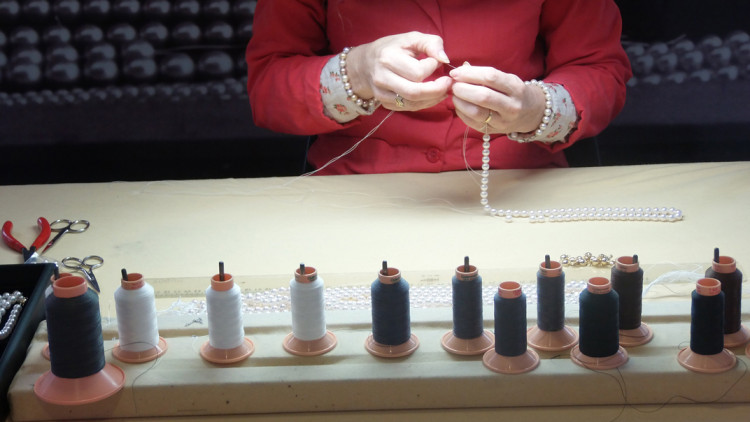 Elaboració artesanal de collars de perles