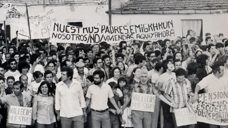 El veïnat de Vallecas, en peu de guerra, anys 70. Arxiu de l\'Ajuntament de Barcelona
