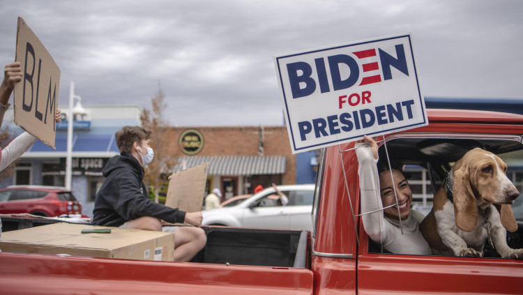 Ciutadana celebra la victòria de Joe Biden. Europa Press