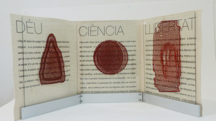 Interior del llibre d'artista "Déu, Ciència i Llibertat" de Joan Fontcuberta i Vicenç Altaió. Editat per Tinta Invisible.