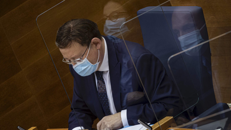 Ximo Puig en una sessió recent de les Corts. Les cares de Mónica Oltra i Rubén Martínez Dalmau es reflecteixen a la mampara protectora.. Miguel Lorenzo