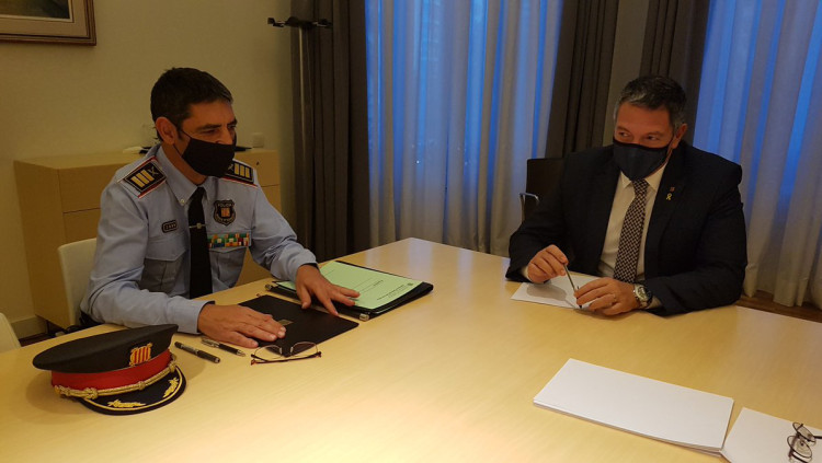 Josep-Lluís Trapero amb el conseller d'Interior Miquel Sàmper. Agència Catalana de Notícies