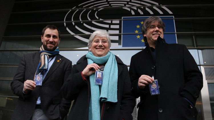 Toni Comín, Clara Ponsatí i Carles Puigdemont es fotografien amb la credencial d'eurodiputats. Agència Catalana de Notícies