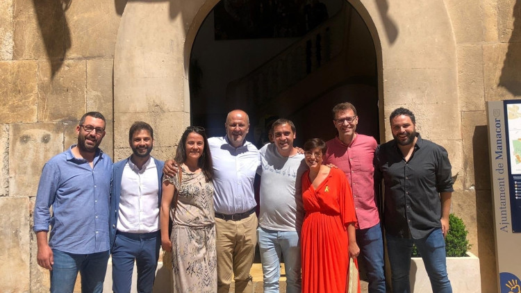Membres destacats de Més per Mallorca en la investidura de Miquel Oliver, alcalde de Manacor. Europa Press