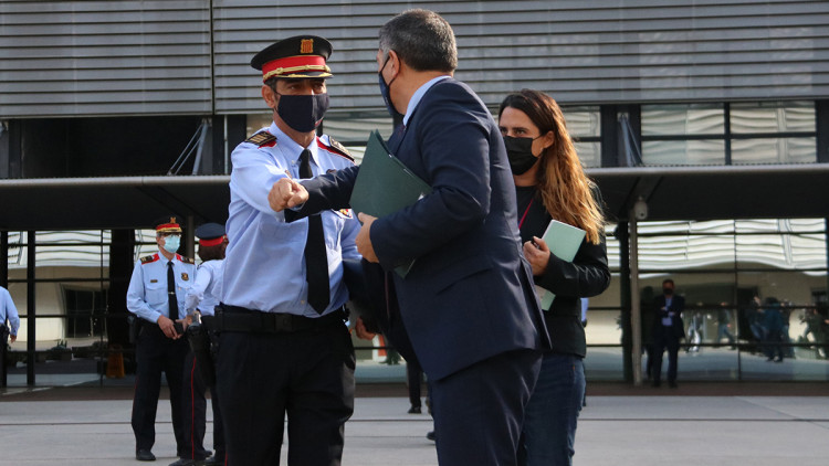 El Major Trapero i el conseller Sàmper se saluden. Agència Catalana de Notícies