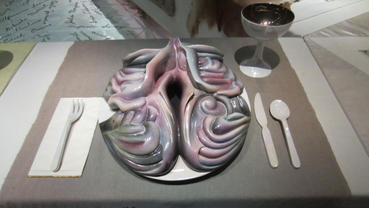 El plat de Georgia O'Keeffe en forma de vulva-flor (optik ink)