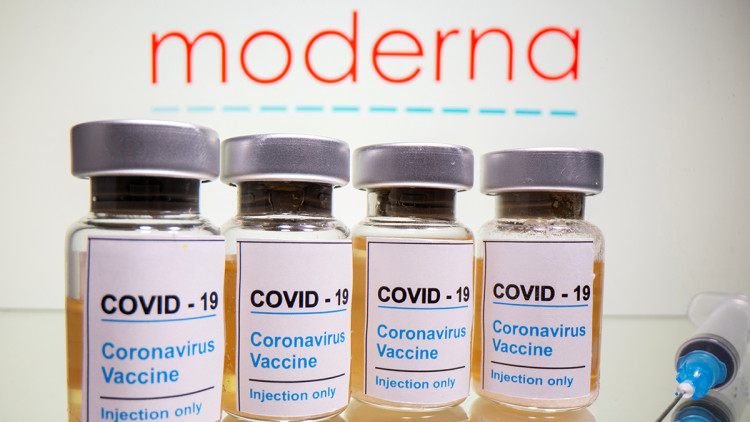 Vials amb un adhesiu que diu "COVID-19 / Vacuna contra el coronavirus / només per injecció" i una xeringa davant del logotip de Moderna. Agència Catalana de Notícies