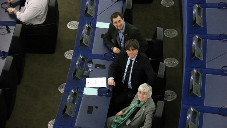 Els eurodiputats Toni Comín, Clara Ponsatí i Carles Puigdemont al seu escó a la seu del Parlament Europeu a Estrasburg. Agència Catalana de Notícies