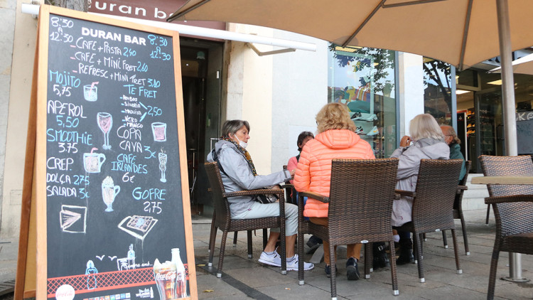 Un grup de persones consumint en una terrassa a Girona. Agència Catalana de Notícies